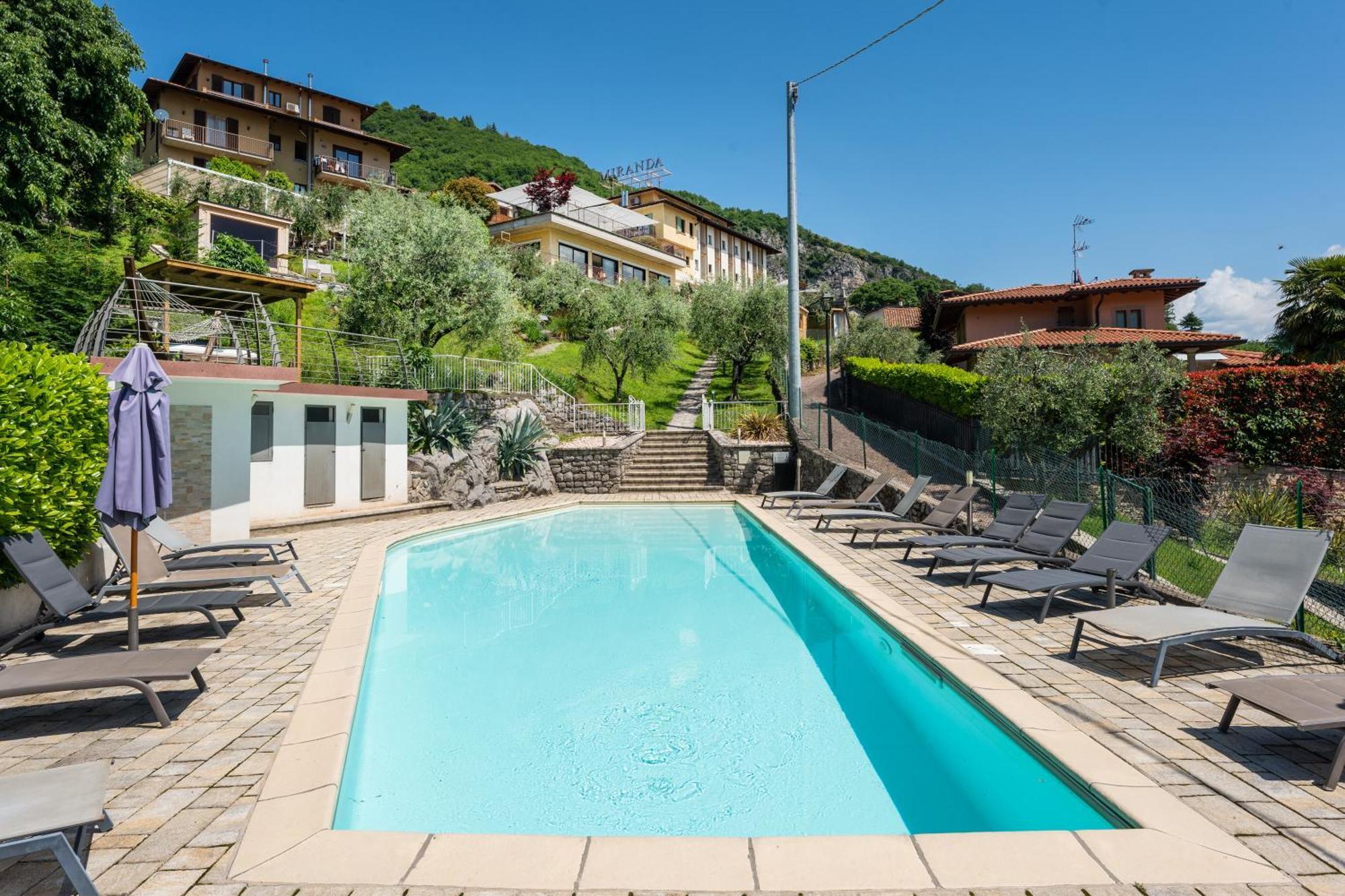 Hotel Miranda Riva di Solto Exterior foto